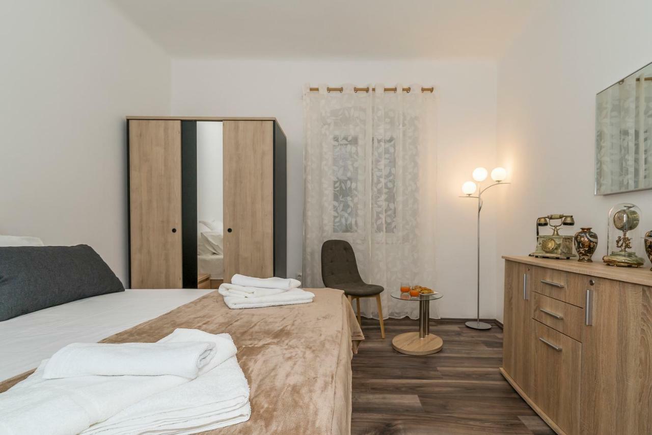 Rooftop City View Apartment In The Palace Walls Split Exterior photo